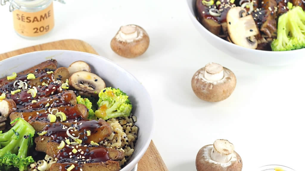 Plat au seitan, avec des champignons, du brocoli et du quinoa