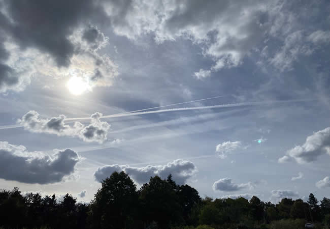 Trainées blanches des avions et réchauffement du climat mondial